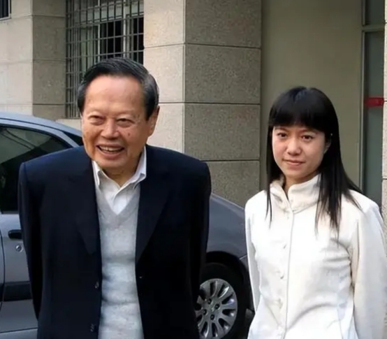 101岁杨振宁被曝病危,已经准备去世物料,翁帆24小时悉心照顾