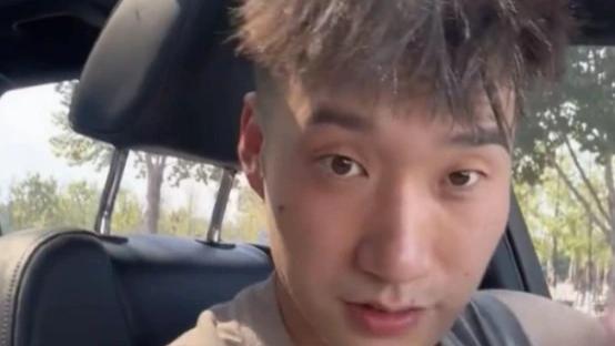 粉底液 女子和男友外出，粉底液晒爆皮，一脸妆容不忍直视，网友：这是新式妆容？