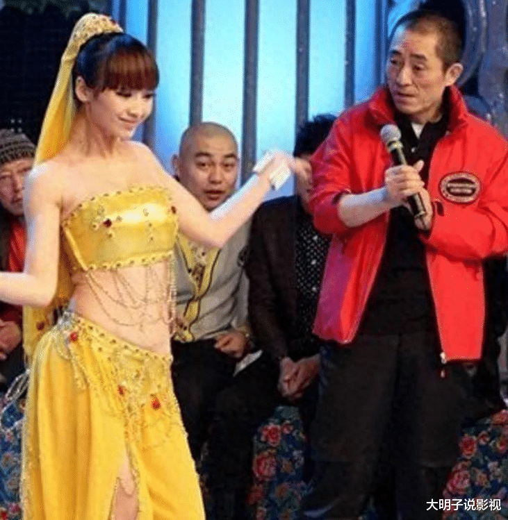 柳岩为出名够拼！穿肚兜装跳性感舞，看张艺谋表情就知道多精彩