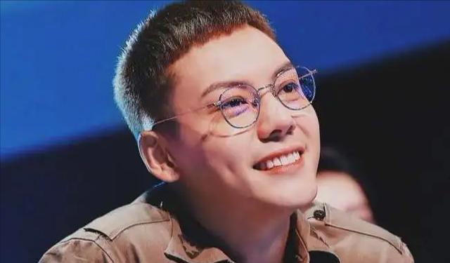 周杰伦 白敬亭、周杰伦头顶稀疏，原来男星早就秃了，观众被骗惨了