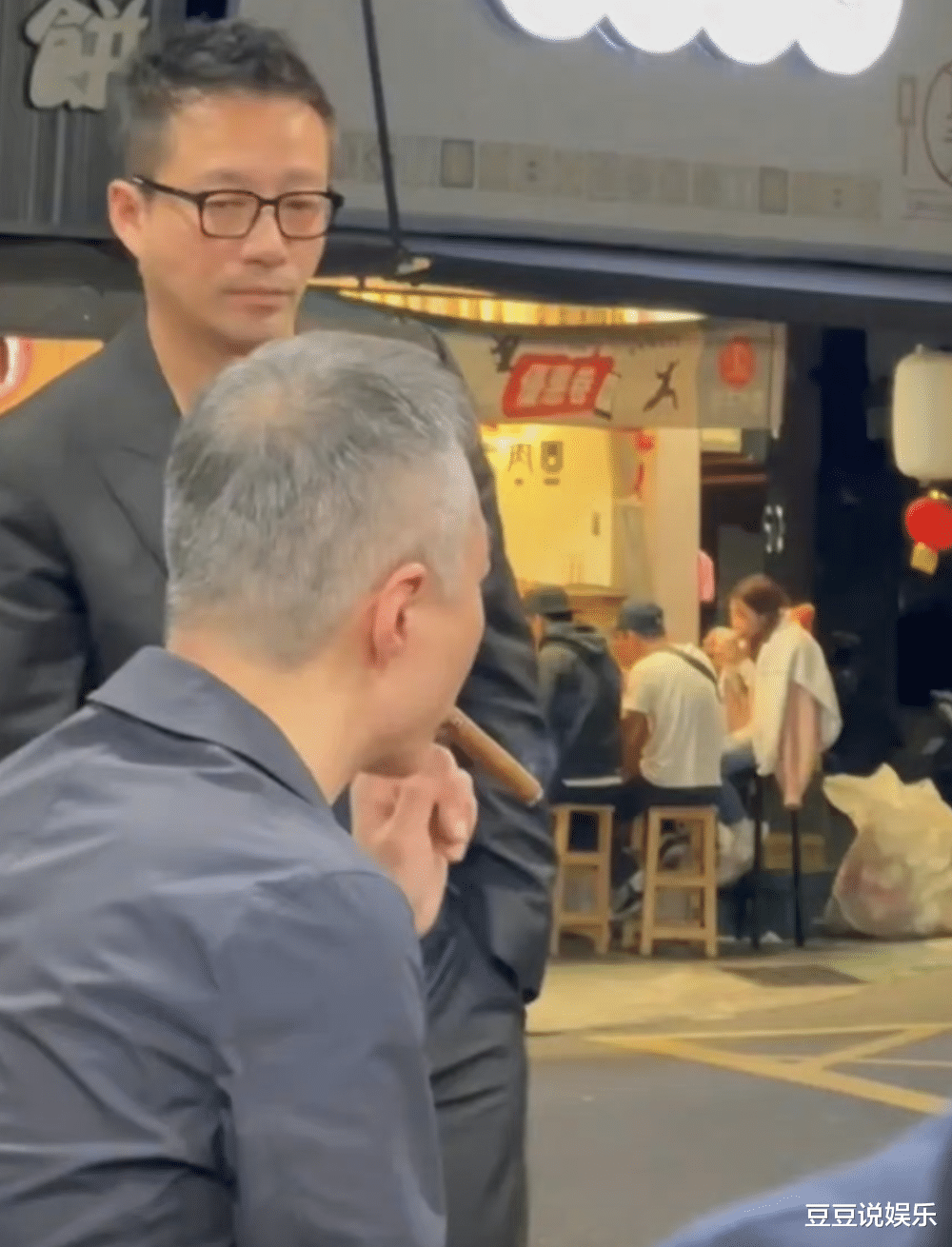 汪小菲|汪小菲二度来台后现身,遭偷拍后假动作砸人,火爆脾气有所收敛