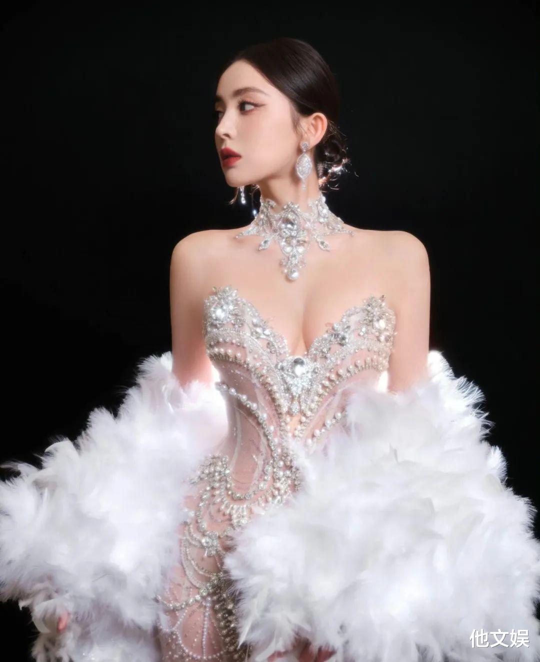 VOGUE时尚之力盛会,迪丽热巴堪称时尚女王,檀健次露腹肌力压众男星