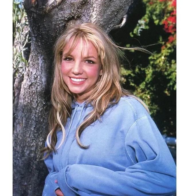 扎着哪吒丸子头,脸扑五斤腮红,lisa高奢活动造型翻车了?