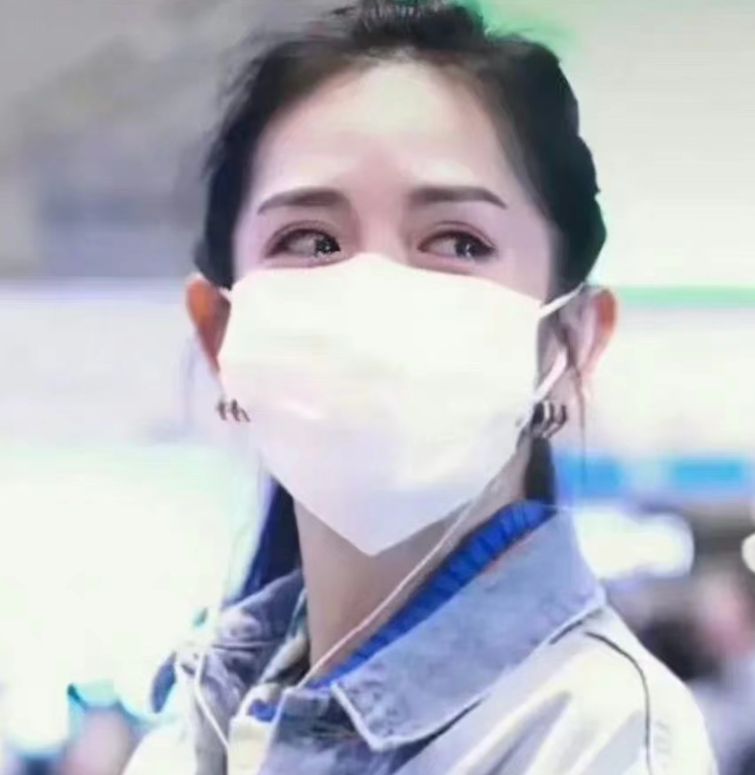 谢娜|谢娜黄子韬逛街被偶遇,黄子韬穿搭随意认不出,造型酷似杀马特