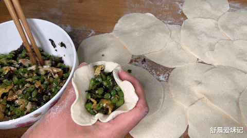 豆角|豆角水饺包的家常做法,馅料鲜美,面皮蓬松柔软,底部焦香可口