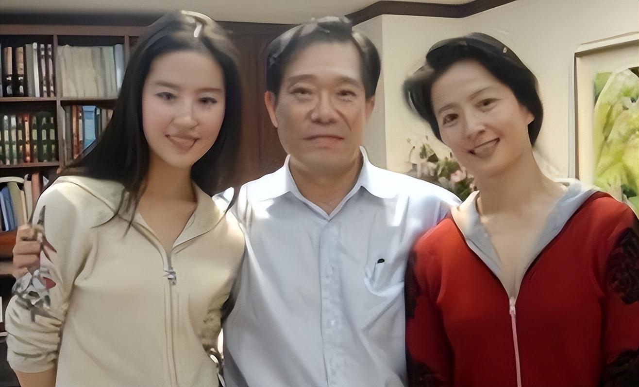 事实证明,35岁还“黑料不断”的刘亦菲,始终难逃“干爹”陈金飞