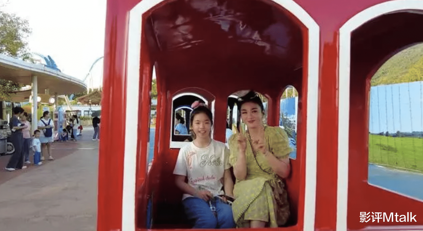 黄奕和女儿开心出游,11岁黄芊玲颜值变化大,获赞高级脸