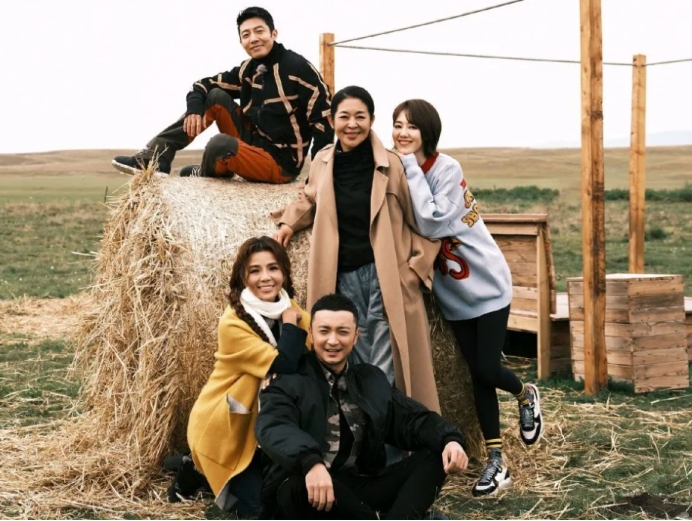 王冠疑出轨尼格买提被解雇？不仅暧昧频繁，两人隐婚生子也被扒出