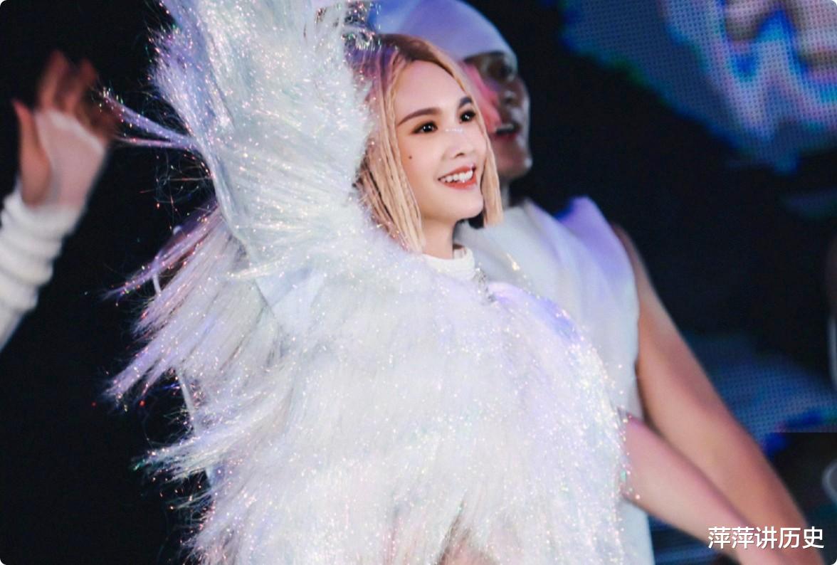 别着急封杀她,让全世界都看看她有多蠢,被牵连的几个人很无奈