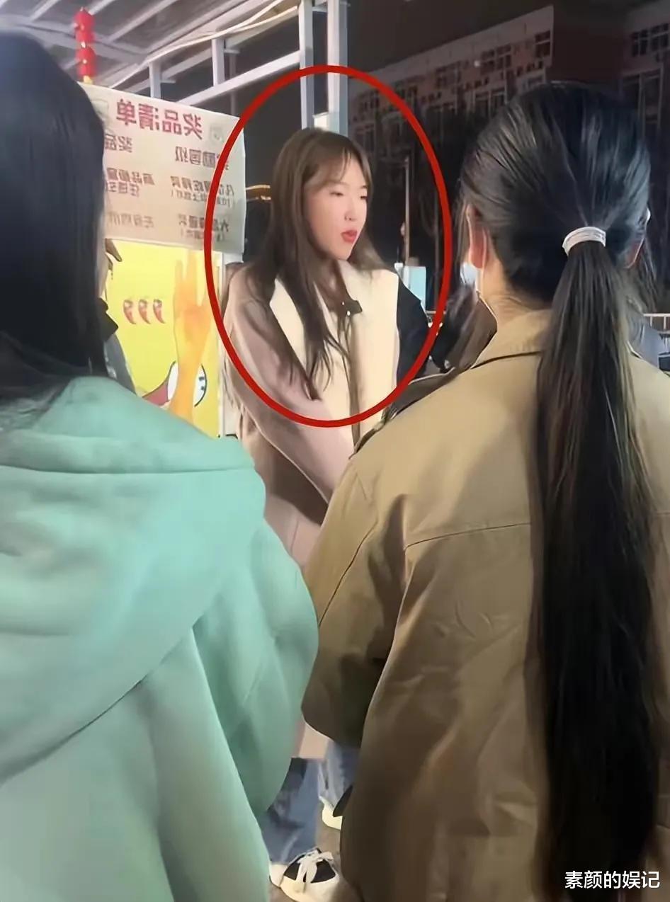 范冰冰|浪胃仙风波过后首次露面:男儿身却是女人的装扮,样貌大变毫无阳刚之气