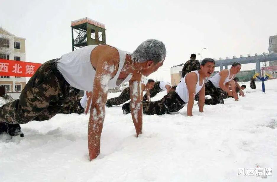 为什么军人的肌肉，看起来比普通健身爱好者的肌肉要硬？