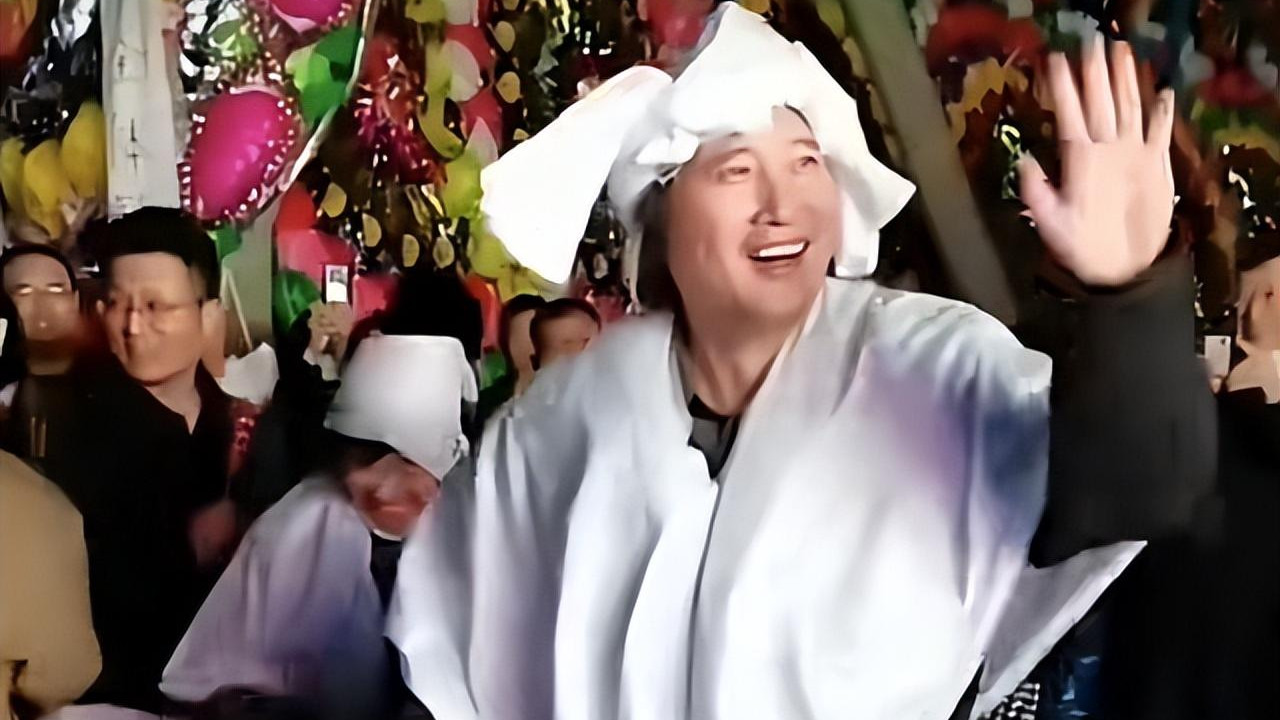 戴玉强|歌唱家为91岁母亲办葬礼！全程喜笑颜开，还带百名弟子家门口搭戏台