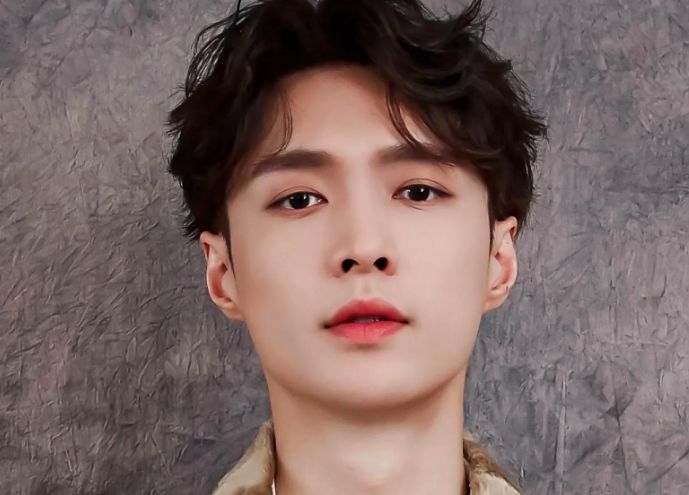 粉丝接机认错张艺兴,路人高挑气质好,他却被嘲含胸驼背更像路人