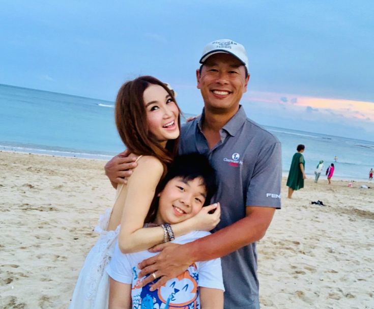 温碧霞一家贵州旅游，57岁依旧走少女路线，养子与爸爸一模一样