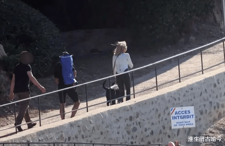 70岁布丽吉特潜水，身材像少女，46岁马克龙光着膀子握着她脚脖子