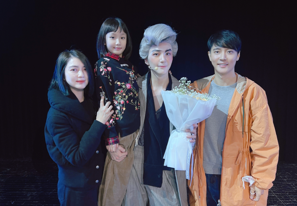 张丹峰卖力为继子打Call,23岁张镐濂五官太像洪欣,生父默默关心