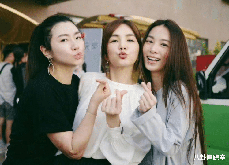 Selina产后首露面,穿月子服肚子仍如怀胎5月,眉目间似含忧愁