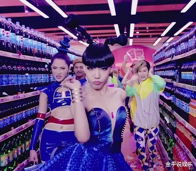 吴莫愁|“消失的巨星”吴莫愁：从1.3亿代言费到县城卖唱，她做错了什么