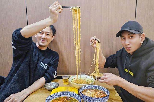 吴奇隆|吴奇隆晒与林峯合照，嘴角上扬眼神却很呆滞，细节暴露婚姻现状