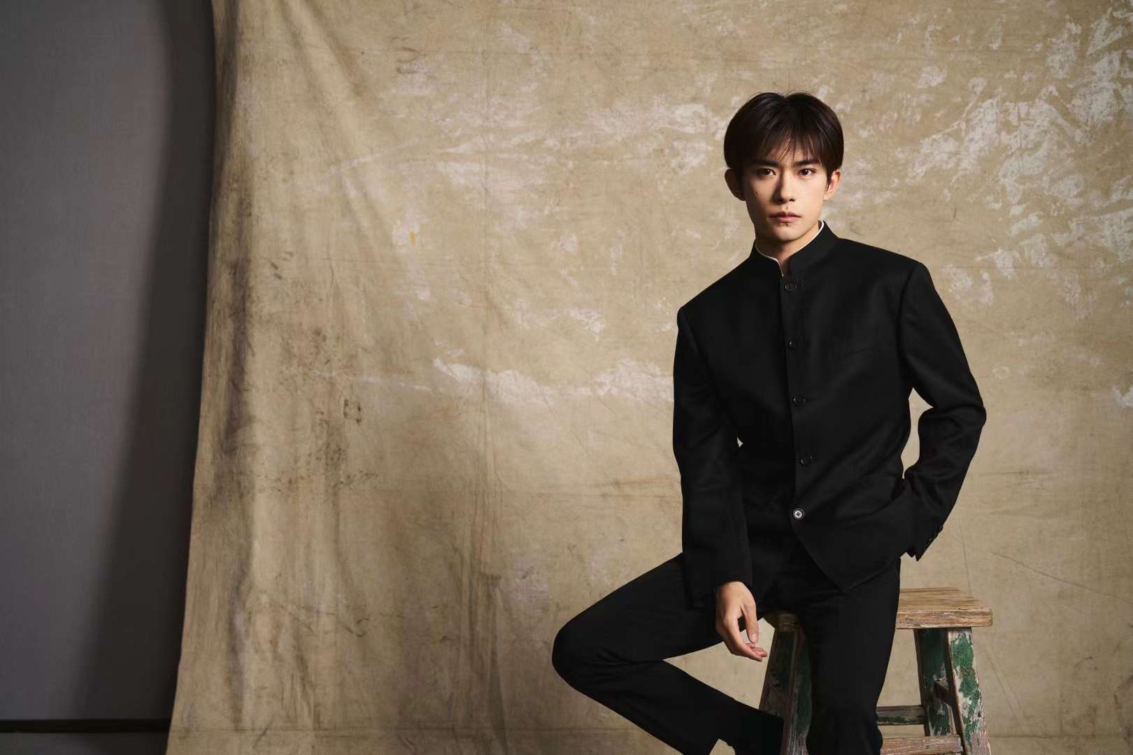 易烊千玺提名华表奖优秀男演员中山装造型气场十足 - 生活资讯(主打网