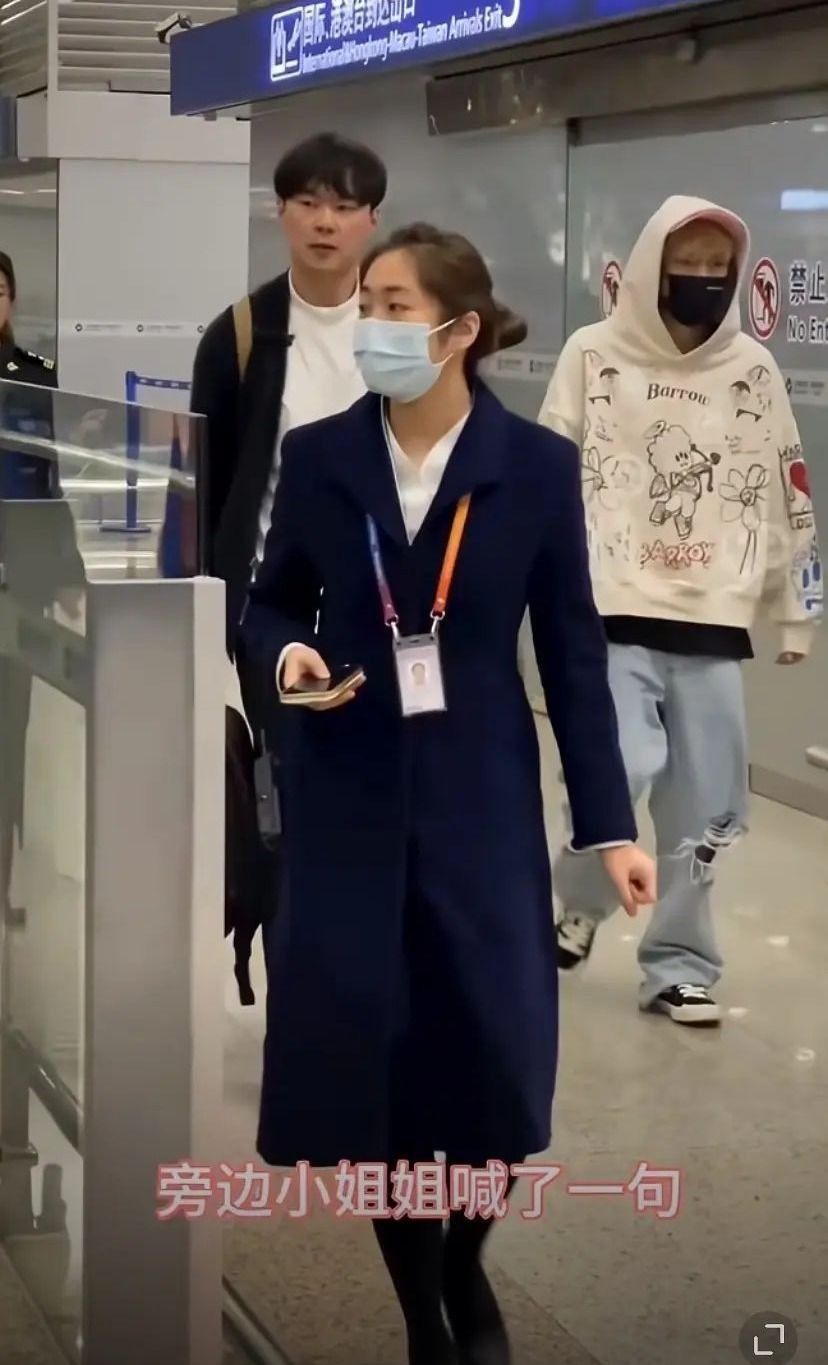 粉丝接机认错张艺兴,路人高挑气质好,他却被嘲含胸驼背更像路人