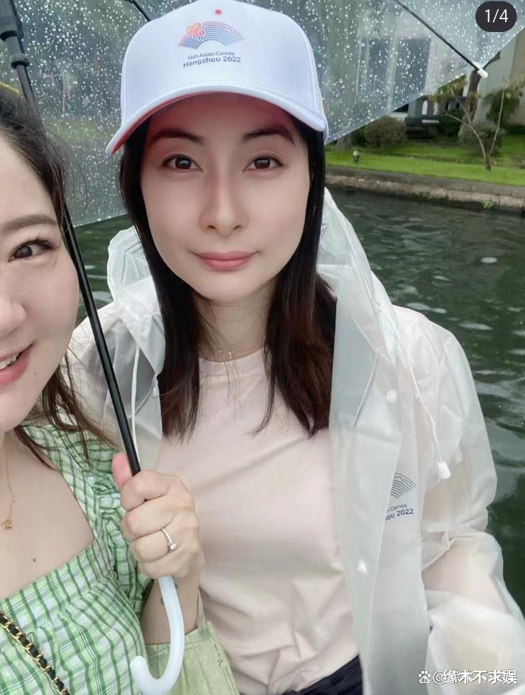 41岁郭晶晶西湖被偶遇,十级美颜仍皱纹明显,戴定制项链太幸福!