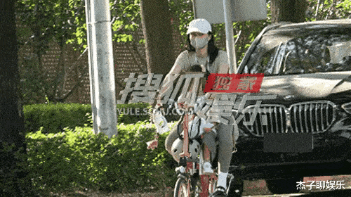 环保出行又气质!高圆圆骑单车接娃尽显彪悍,画面不要太温馨