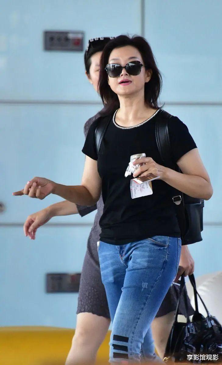 宋祖英终于换对新发型，56岁嫩回36岁，锁骨短发配粉衣少女感十足