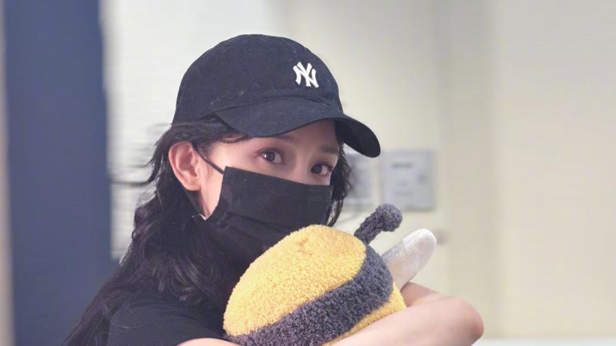 杨幂|杨幂赴港疑陪小糯米庆生，母女俩三年半未见，工作室罕见晒照