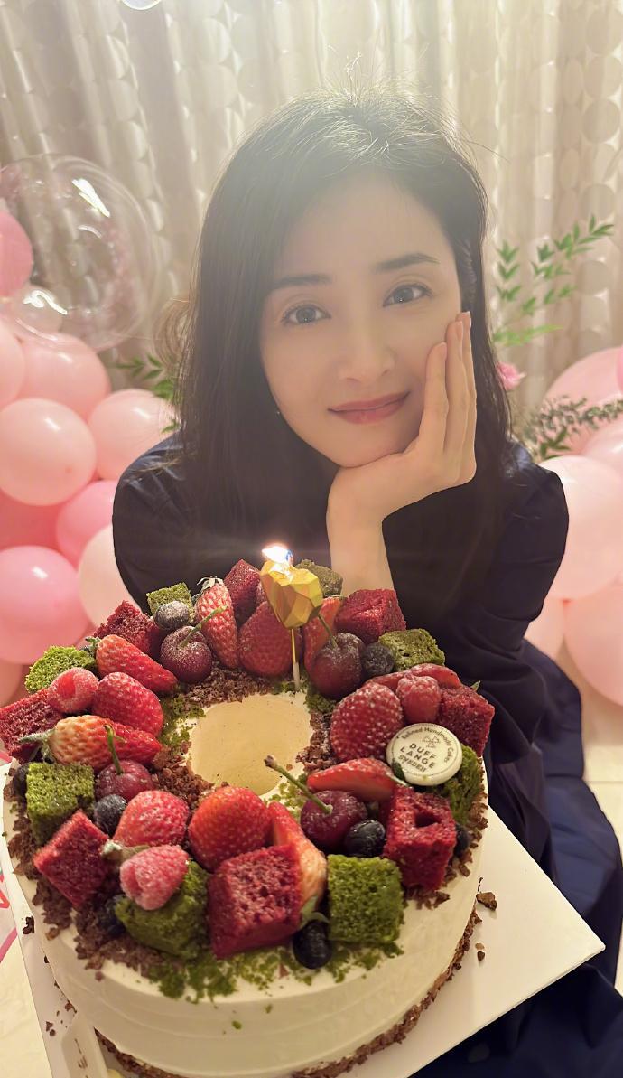 蒋欣|40岁蒋欣晒生日现场照，穿束腰黑裙越来越瘦