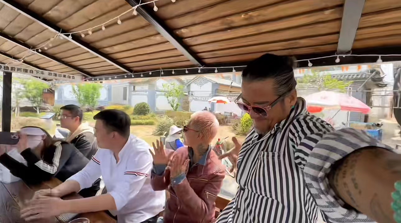 孙兴回农村为富婆女友庆生!甜蜜亲吻显恩爱,女方白色寸头似明星