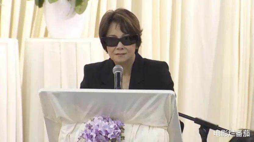 李玟追思会,亲友痛哭肃穆,两继女却有说有笑,剥夺了她最后体面