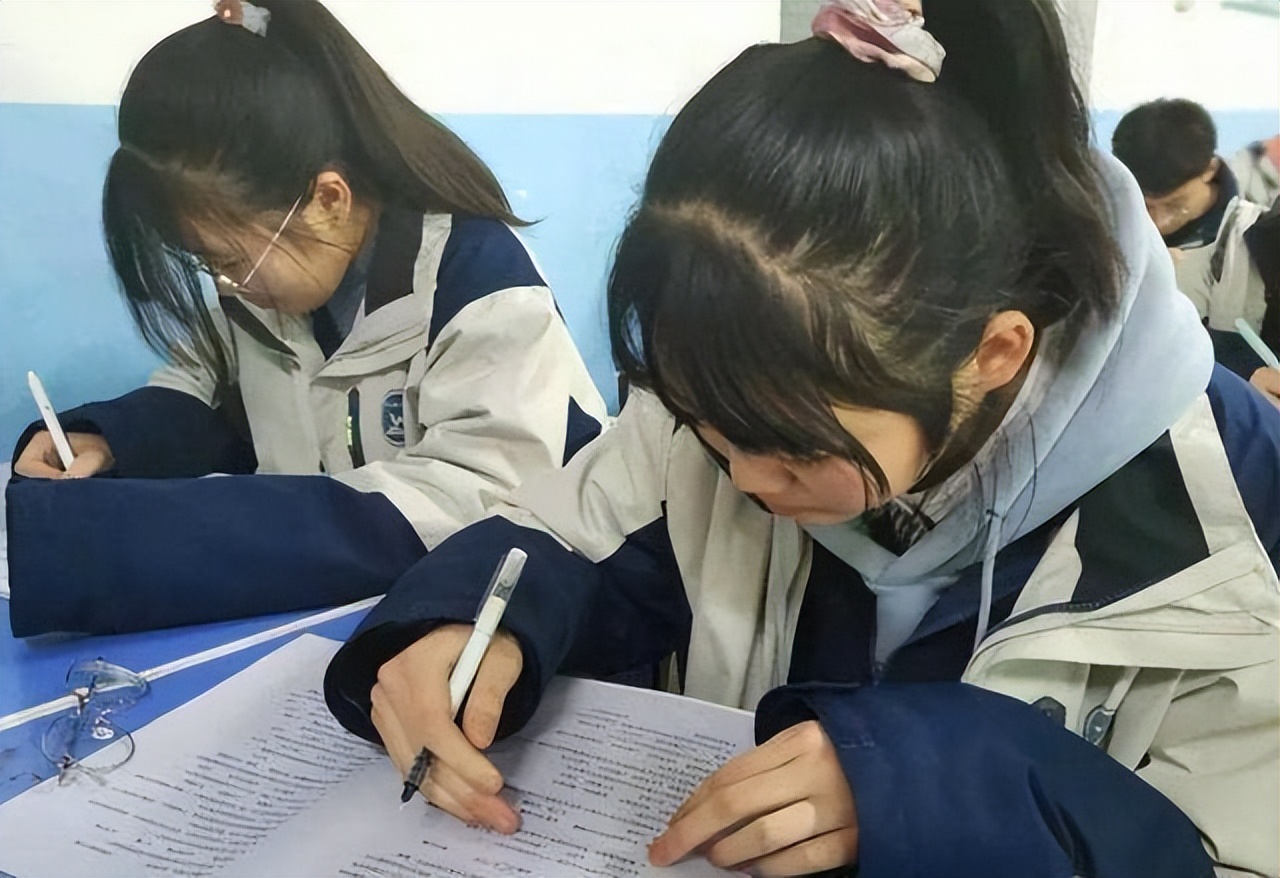 高马尾 高马尾成过去式，鲇鱼须逐渐引领学生潮流，年轻人审美搞不懂