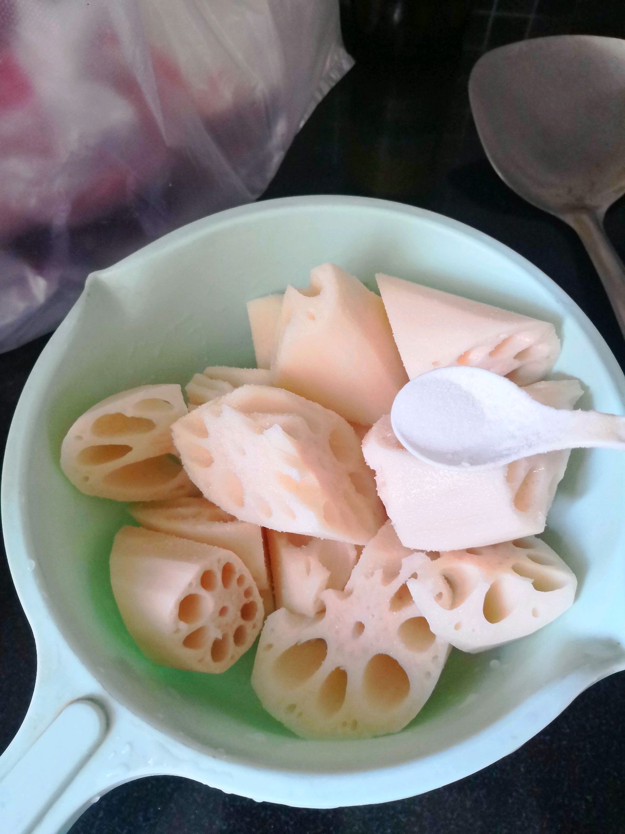 卤味|告别传统炖法，这样煮排骨莲藕汤，鲜甜入味，两碗都嫌不够！