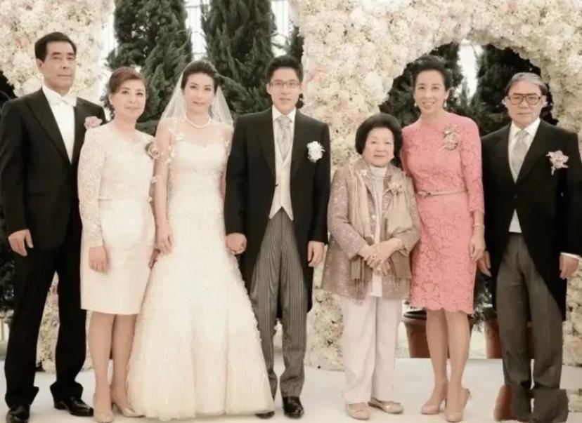 64岁朱玲玲陪老公出席晚会,戴翡翠项链贵气十足,集团接班人罗宝瑜罕见露面