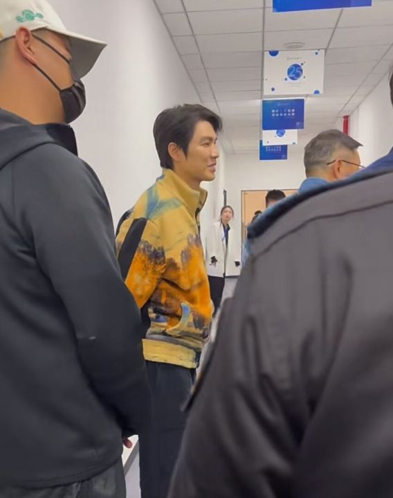 钟汉良|48岁钟汉良现身公司参观,头发浓密颜值回春,穿搭遭网友吐槽