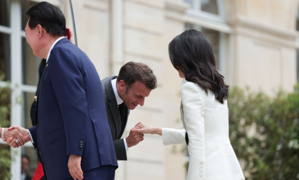 金建希出席法国欢迎宴!一张幼嫩脸人群中白得发光,布丽吉特缺席