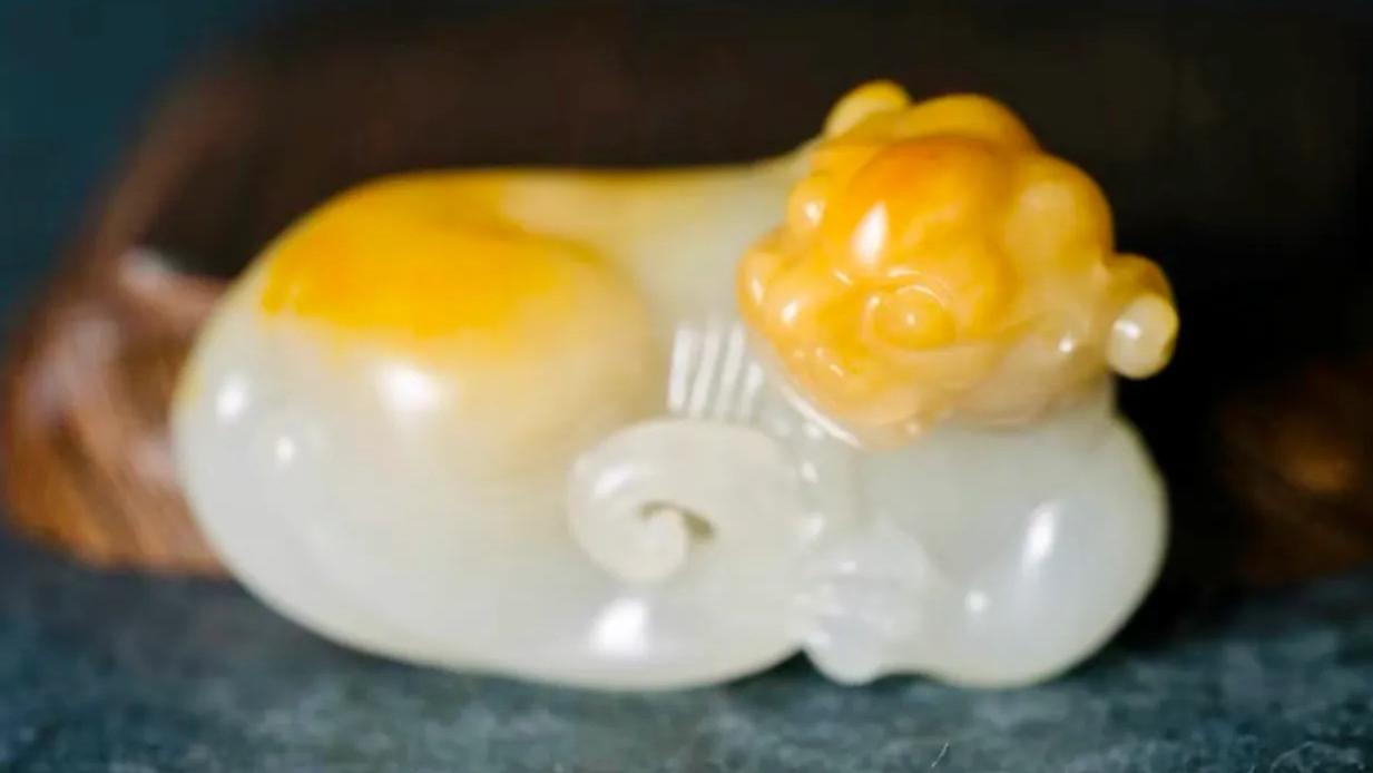 过灯无结构的和田玉黄白料！黄沁籽料荔枝肉巧雕“貔貅”！