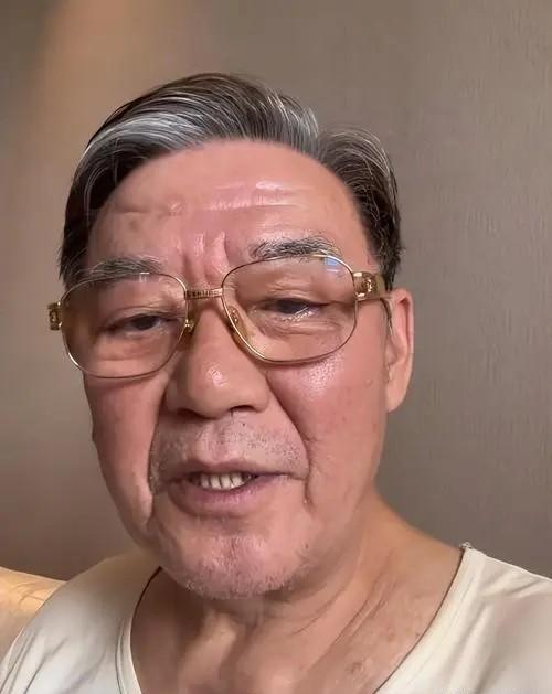 李立群深夜感慨,儿子偷偷给他签下2年3000万合同,老骨头扛不住