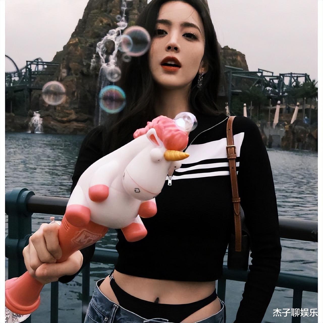 贾静雯|贾静雯长沙被偶遇，身材矮小脖子前倾，果然明星是需要包装的