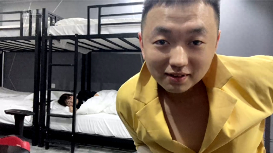 我就奇了怪了，是什么人捧红了这群跳梁小丑？