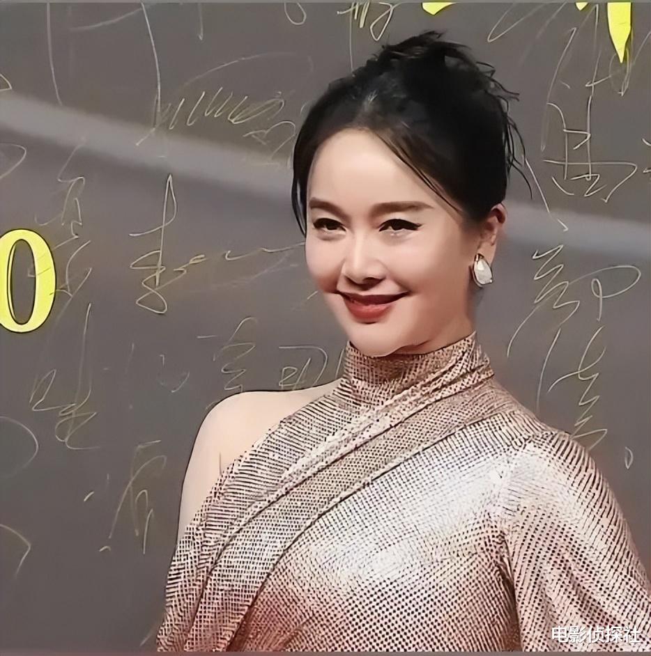 46岁左小青惹争议!穿开叉礼服显肚大,边走边弯腰拽裙子防走光