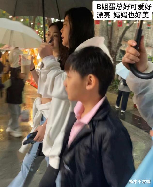 千万网红人品翻车！私下傲慢看不起粉丝，合影表情不屑不耐烦！