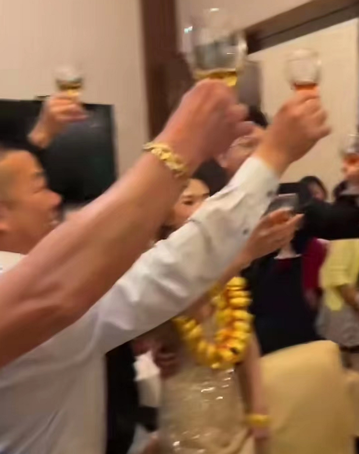 TVB|4位港星到东莞参加婚宴,喝到脸红太尽兴,新娘戴满金器显阔气!