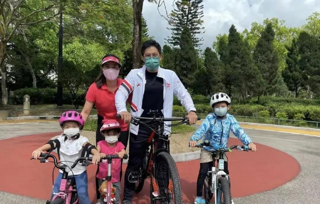 郭晶晶一家五口从英国返港！9岁儿子拖2个大行李箱，严母风范尽显