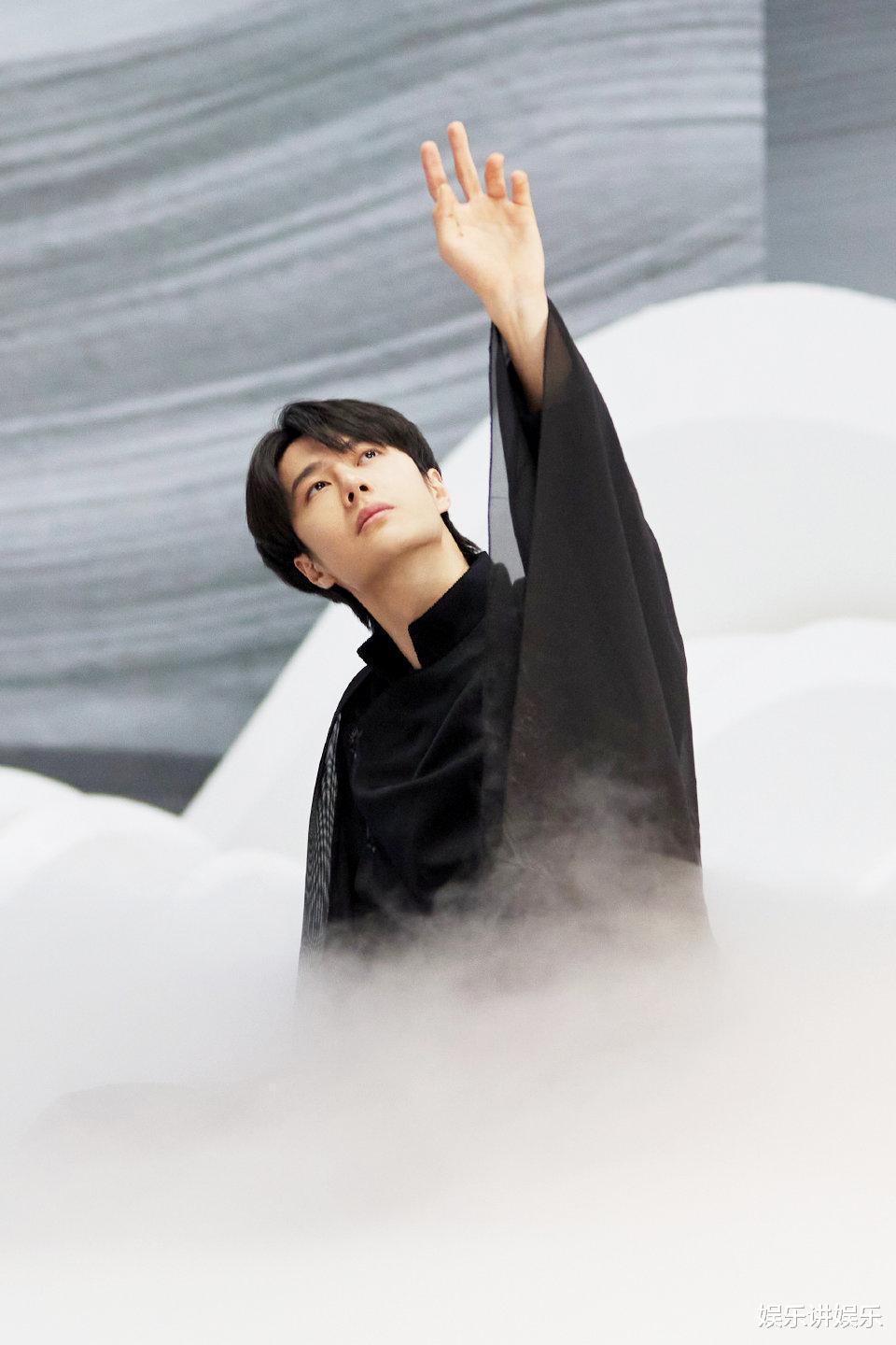 王一博|王一博秀《双生》舞台，太极加街舞形式足够新颖，粉丝梦回蓝忘机