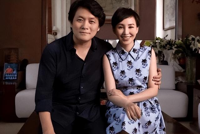 19岁与导演私奔裸婚,在地下室连生3胎,如今丈夫用7部剧将她捧红