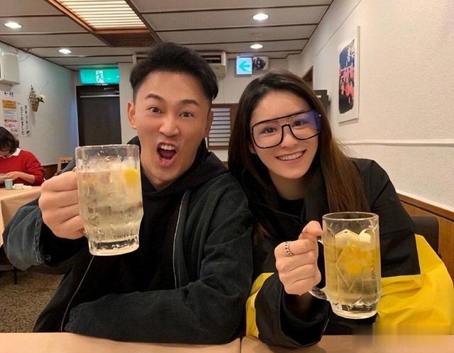 林峯陪家人游玩展现幸福时光，妻子张馨月辣妈身材引网友喊话二胎