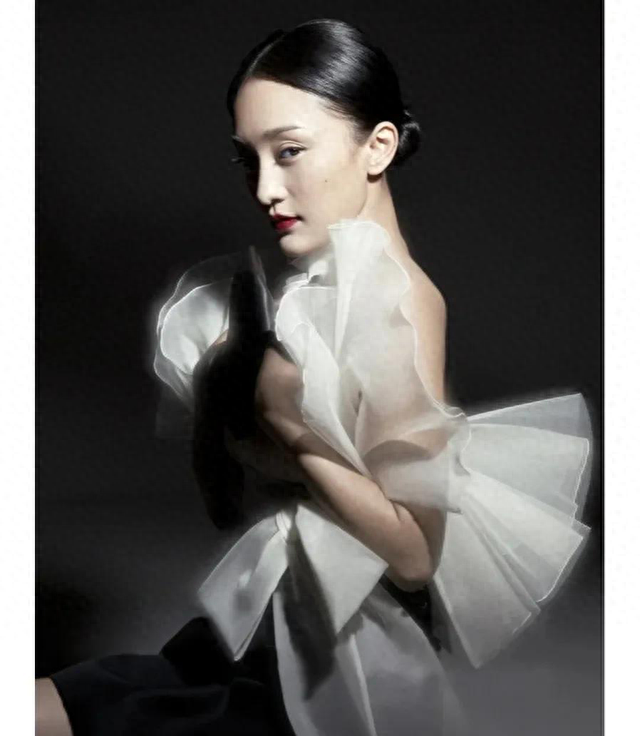 54岁丰腴迷人，“风流成性、老少通吃”一生撩男无数却至今单身