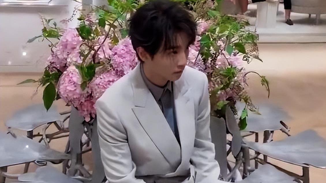 章子怡离婚后首露面！人前笑颜，人后冷脸，刚离婚就有95后追求！